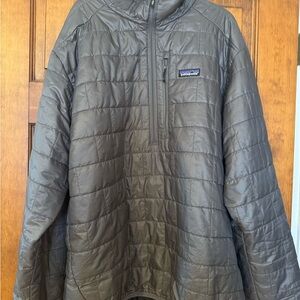 Patagonia Gray Puffer Jacket with Quilted Design